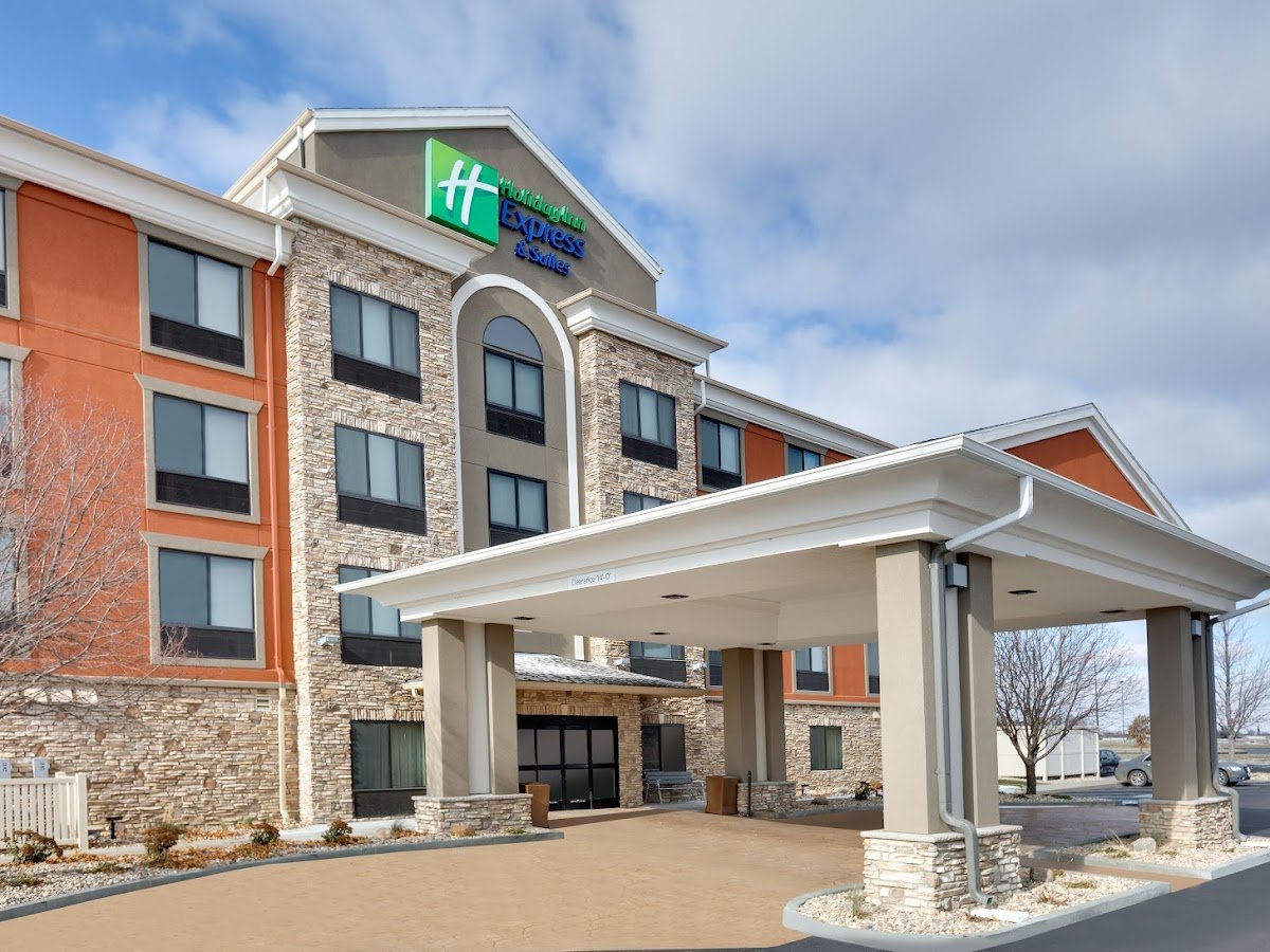 Holiday Inn Express & Suites Mitchell by IHG